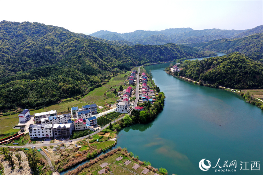 滄溪村楊春河畔的村民新居。 人民網 時雨攝