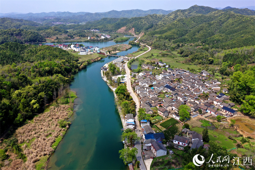 滄溪村楊春河畔的古村。 人民網 時雨攝