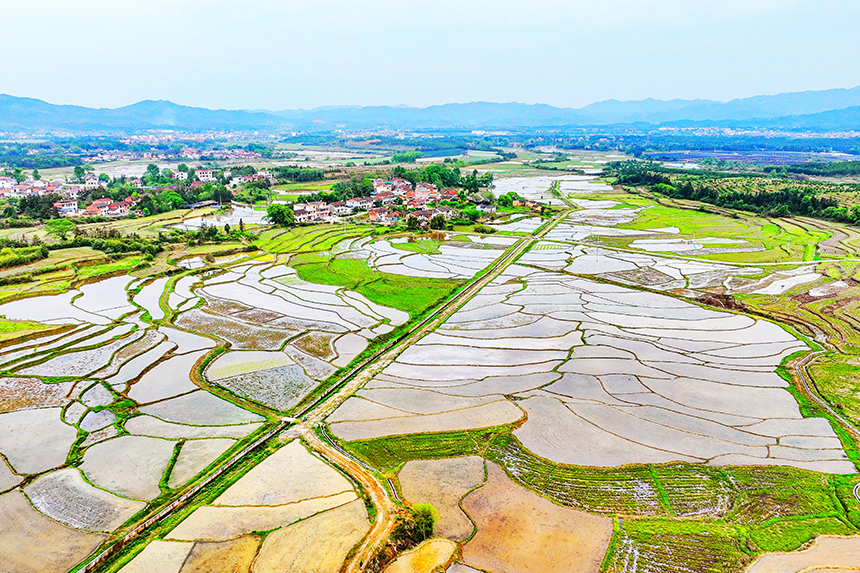 航拍下的江西省撫州市廣昌縣頭陂鎮山下村。曾恒貴攝
