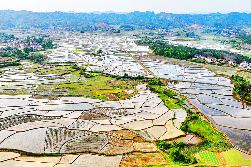 航拍下的江西省撫州市廣昌縣頭陂鎮山下村。曾恒貴攝