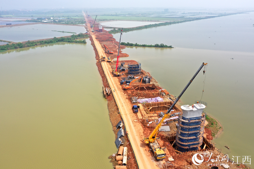正在建設中的昌九高鐵橋墩。各施工點正加緊施工，確保在主汛期來臨前完成湖中墩身施工。 人民網 時雨攝