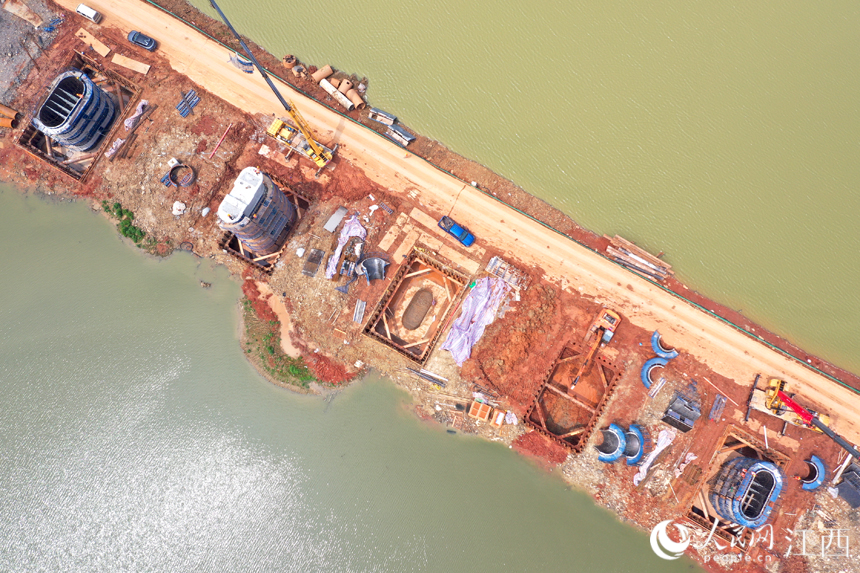 正在建設中的昌九高鐵橋墩。各施工點正加緊施工，確保在主汛期來臨前完成湖中墩身施工。 人民網 時雨攝