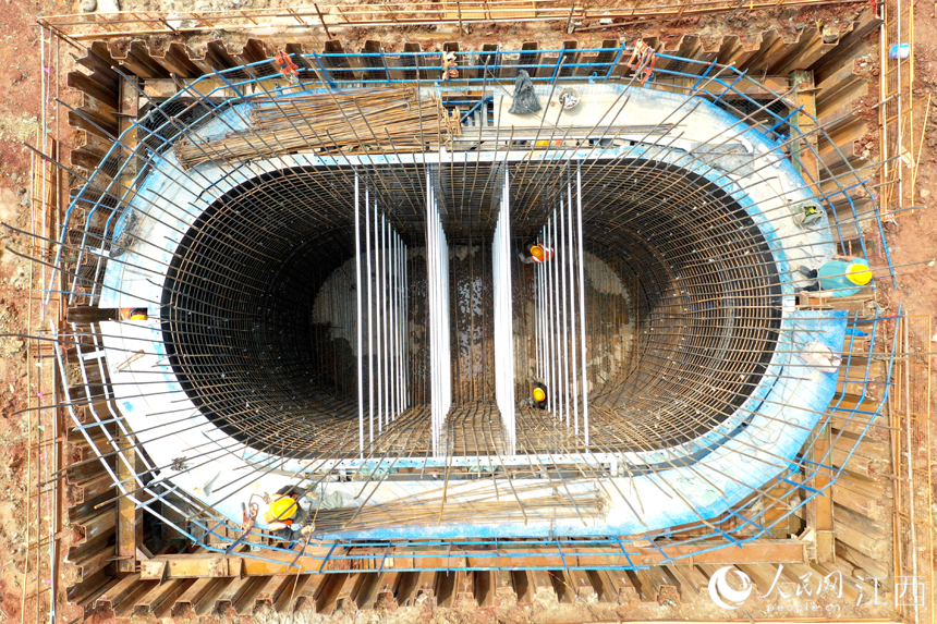 正在建設中的昌九高鐵橋墩。各施工點正加緊施工，確保在主汛期來臨前完成湖中墩身施工。 人民網 時雨攝