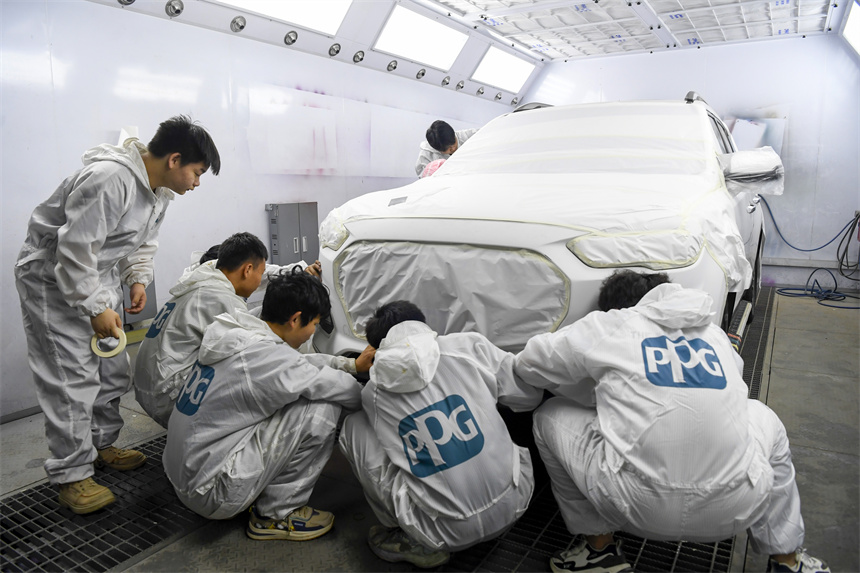 學生在進行汽車維修和保養的操作實訓。周亮攝