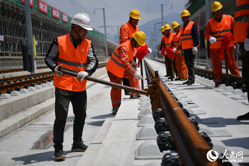 浮梁東站內施工人員正在作業。 人民網記者 時雨攝