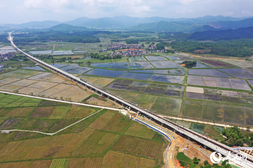 航拍鏡頭下全線貫通的昌景黃高鐵線路。 人民網記者 時雨攝