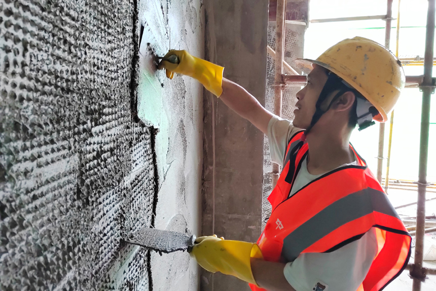 工人們正按照按照進度計劃在各自崗位施工。 李博聰攝