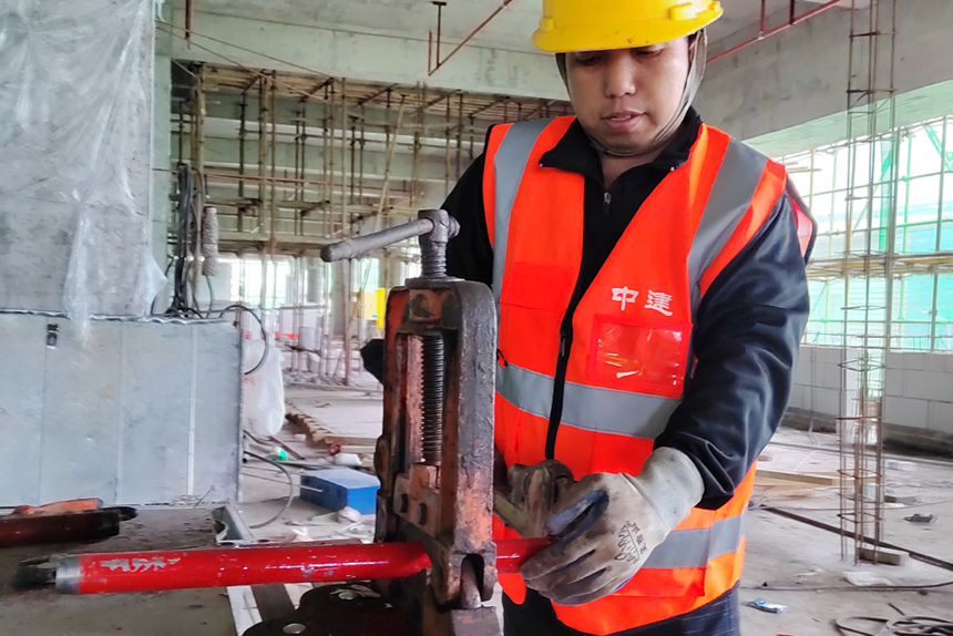 工人們正按照按照進度計劃在各自崗位施工。 李博聰攝