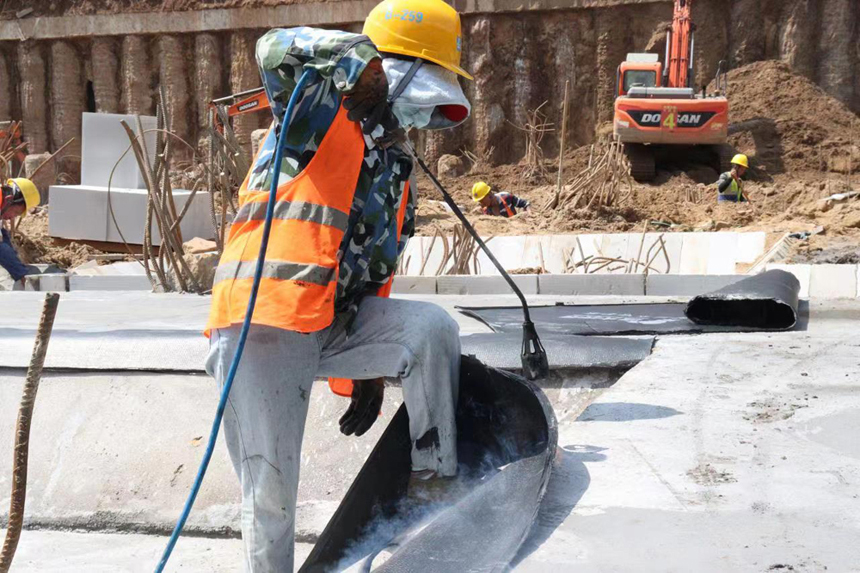 工人們正按照按照進度計劃在各自崗位施工。 李博聰攝