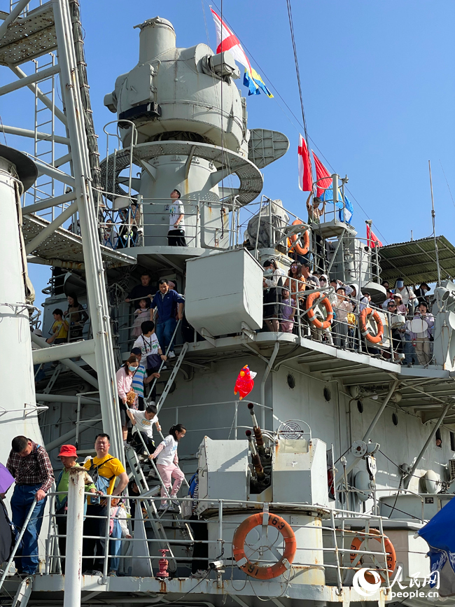 市民在南昌艦主題公園參觀游覽。人民網記者 毛思遠攝