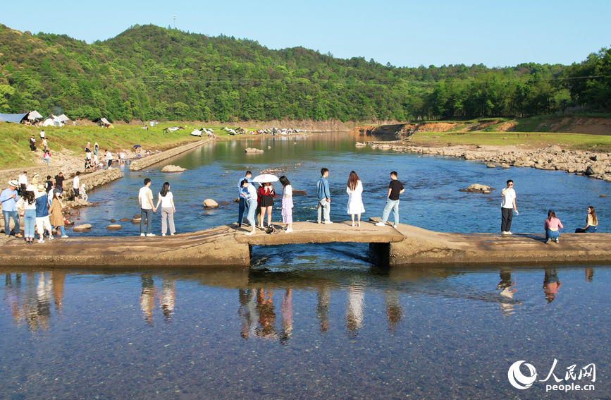 “五一”假期，不少游客選擇來此親近自然、露營燒烤，享受休閑時光。人民網記者 毛思遠攝