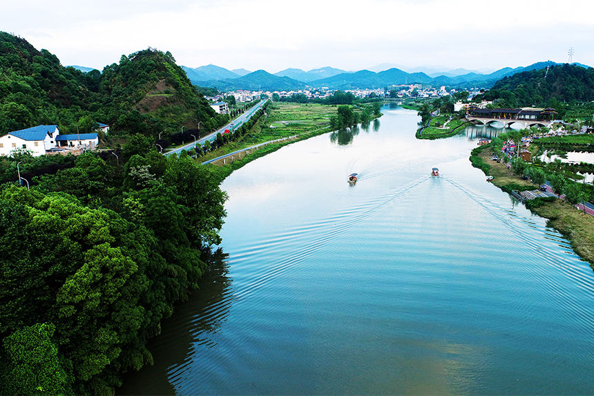 游客在森林公園內泛舟。彭亮攝