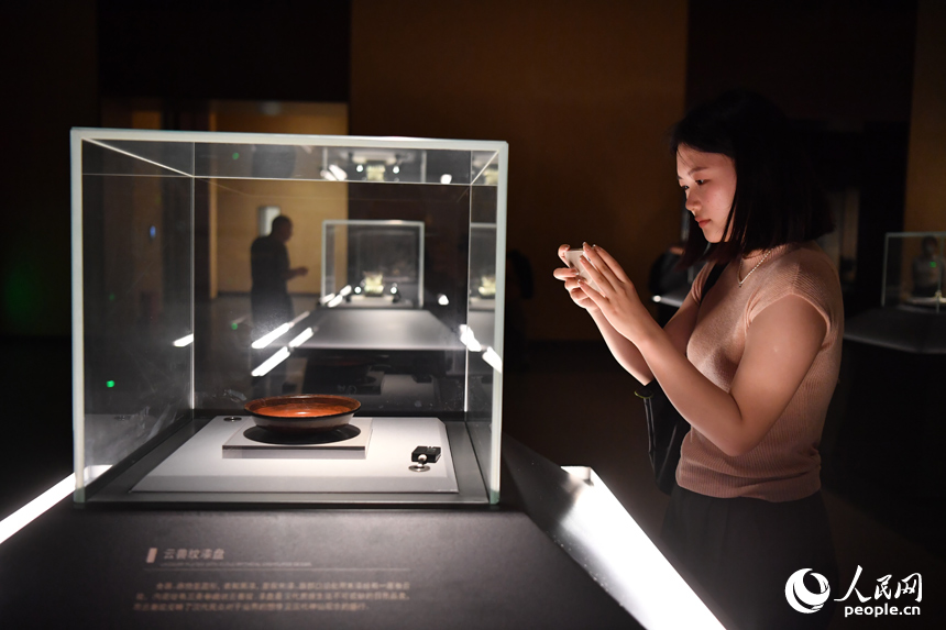 游客正在觀賞新展出的云獸紋漆盤。人民網記者 時雨攝