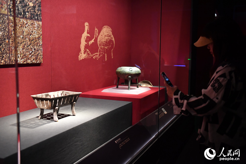 游客正在觀賞新展出的鏤空方形鐵爐。人民網記者 時雨攝