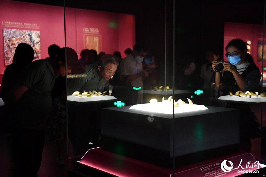 國際博物館日當天，游客們在南昌?；韬顕z址公園的展廳內觀賞文物。人民網記者 時雨攝