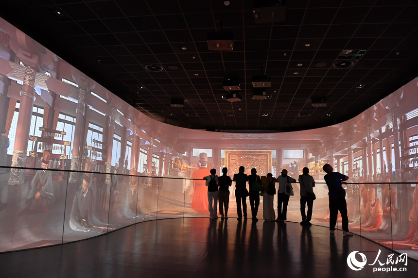 國際博物館日當天，游客們在沉浸式裸眼觀影劇場內體驗“劉賀的一天”。人民網記者 時雨攝