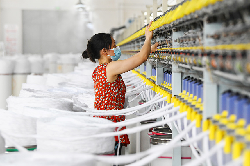 工人們在生產線上忙碌，趕制產品訂單。詹繼成攝