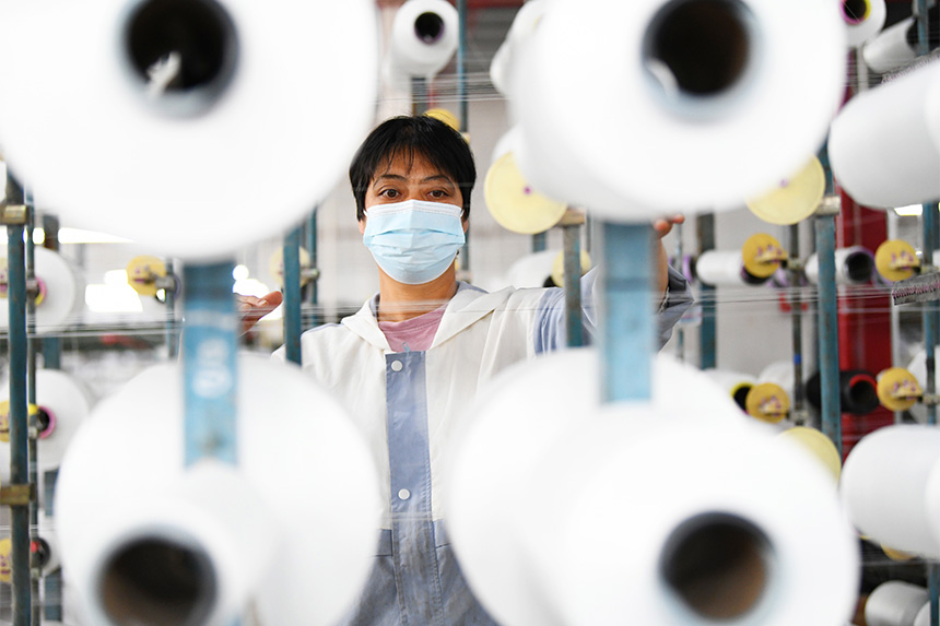 工人們在生產線上忙碌，趕制產品訂單。詹繼成攝