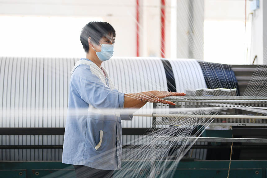 工人們在生產線上忙碌，趕制產品訂單。詹繼成攝