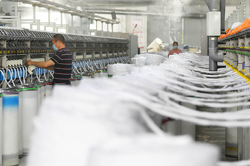 工人們在生產線上忙碌，趕制產品訂單。詹繼成攝