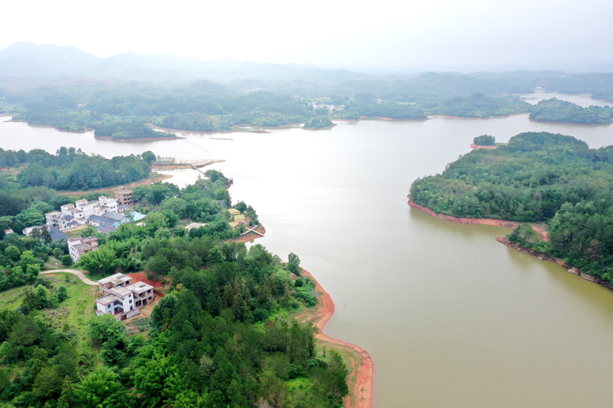 庫區成景區，村民走上致富路，建起新樓房。人民網記者 時雨攝