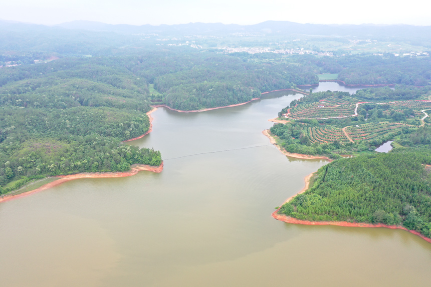 航拍鏡頭下，水庫美景盡收眼底。人民網記者 時雨攝