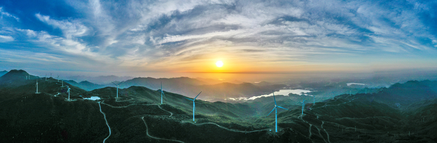 航拍鏡頭下的江西省豐城市荷湖鄉玉華山風電場。周亮攝