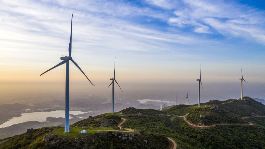 航拍鏡頭下的江西省豐城市荷湖鄉玉華山風電場。周亮攝