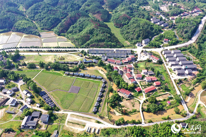 山區“沉睡”的老房子被喚醒，成為高端民宿。 人民網記者 時雨攝