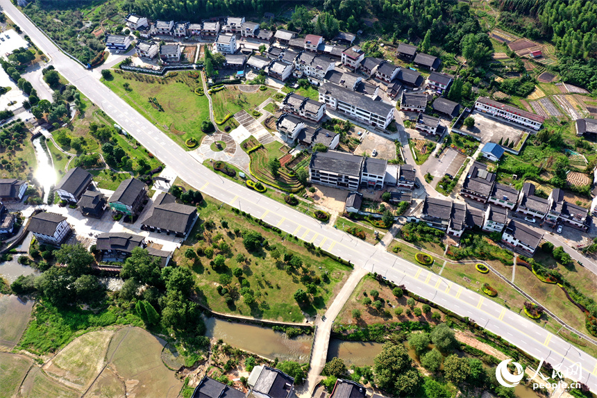 山區“沉睡”的老房子被喚醒，成為高端民宿。 人民網記者 時雨攝