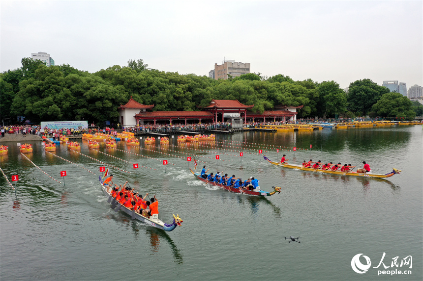 南昌市東湖區百花洲東湖，龍舟沖出起點。 人民網記者 時雨攝
