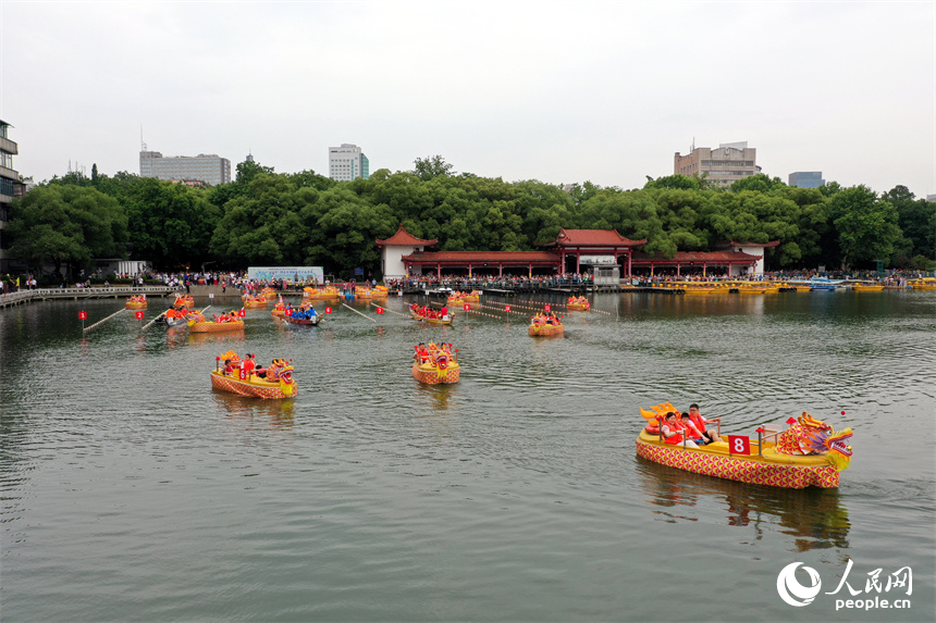 南昌市東湖區百花洲東湖正在舉行親子龍舟賽。 人民網記者 時雨攝