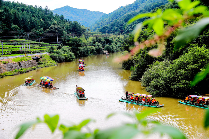 游客在山水間戲水消暑。曾恒貴攝