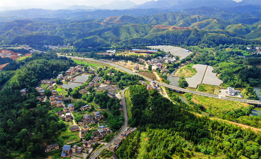 航拍鏡頭下的江西省贛州市定南縣老城鎮黃砂口村。詹繼成攝