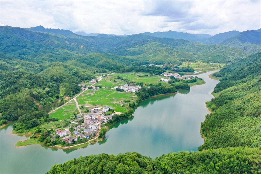 江西省贛州市全南縣金龍鎮崗背村美如畫卷。李凡欽攝