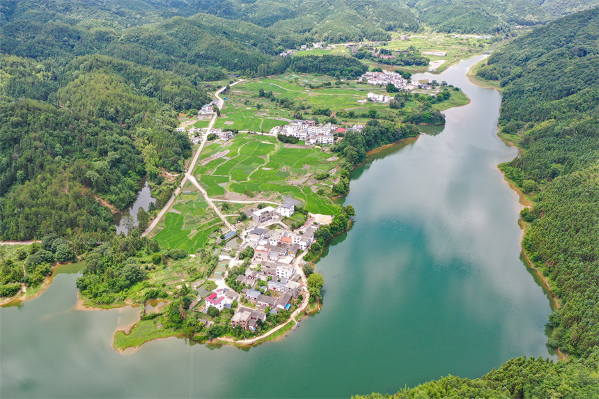 江西省贛州市全南縣金龍鎮崗背村美如畫卷。李凡欽攝