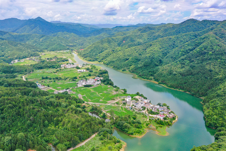 江西省贛州市全南縣金龍鎮崗背村美如畫卷。李凡欽攝