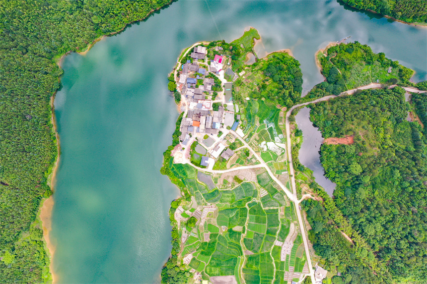 江西省贛州市全南縣金龍鎮崗背村美如畫卷。李凡欽攝