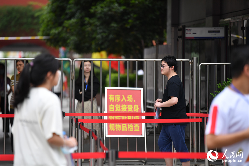 圖為考生進入考場。 人民網記者 時雨攝
