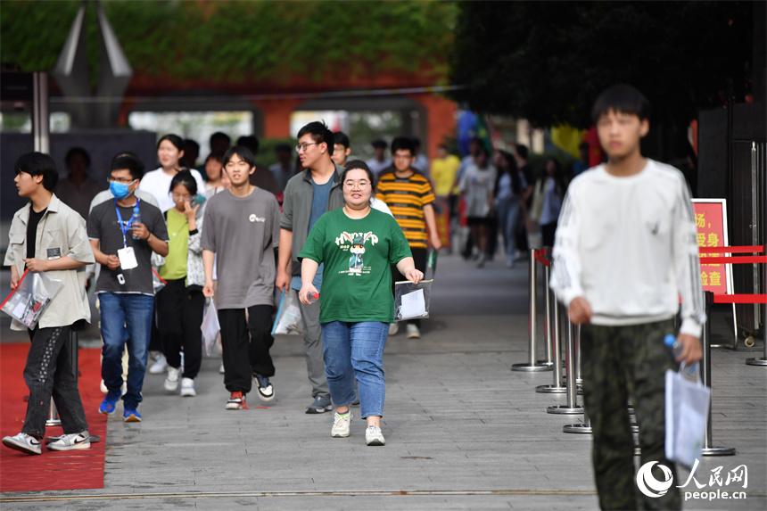 2023年江西高考主要科目的考試全部結束。圖為學生走出考點。 人民網記者 時雨攝