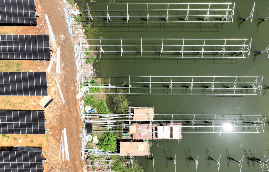 航拍光伏電板安裝現場。郭祥峰攝