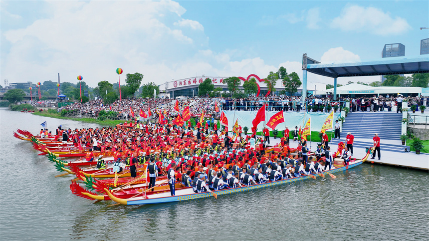 湘東龍舟賽正式開賽。彭亮攝