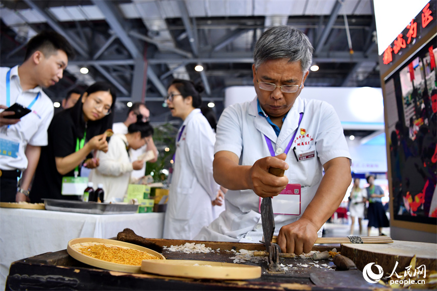 除了展示現代的智慧醫療外，展會現場，還有中醫展示傳統的中藥炮制技藝。 人民網記者 時雨攝