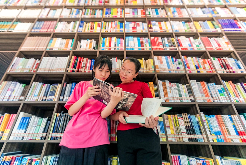 在江西省吉安市永新縣臺嶺鄉開云書房，小朋友正在查資料寫作業。周亞茂攝