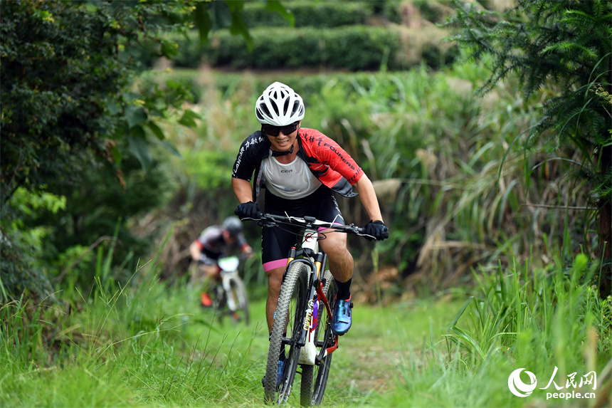 2023年6月18日，江西省宜春市，山地自行車選手在靖安縣仁首鎮 “茶立方”生態茶園里騎行。 人民網記者 時雨攝