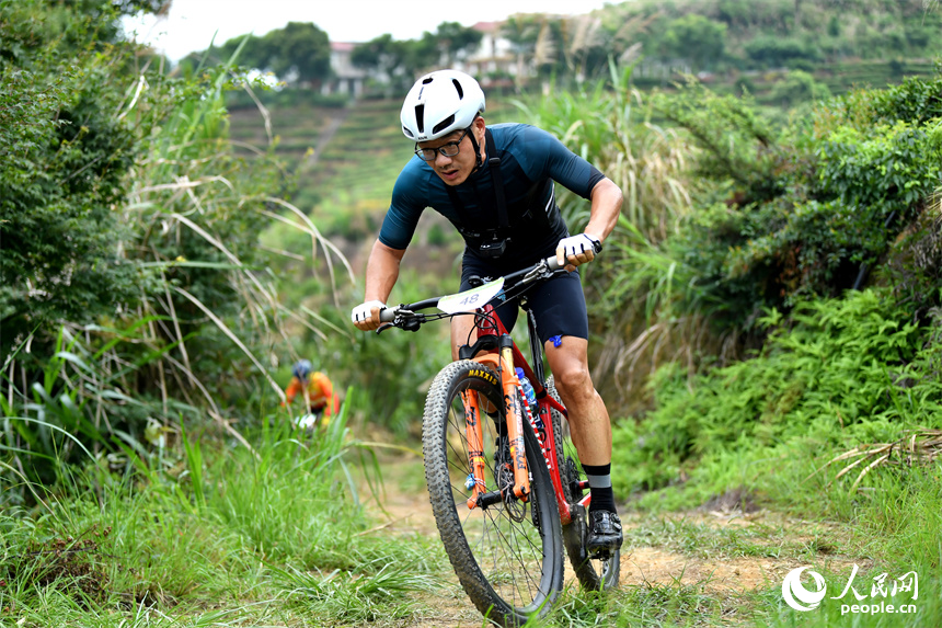 2023年6月18日，江西省宜春市，山地自行車選手在靖安縣仁首鎮 “茶立方”生態茶園里騎行。 人民網記者 時雨攝