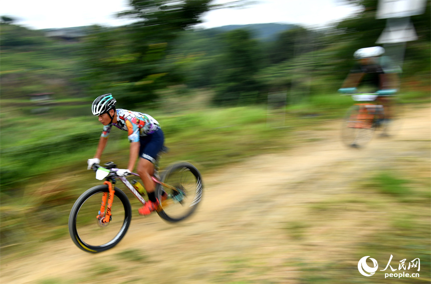 江西靖安：茶園成賽場 賞景競速快樂騎行