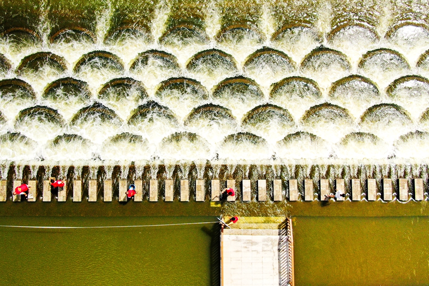 黨員志愿者在巡河清理河道。詹繼成攝