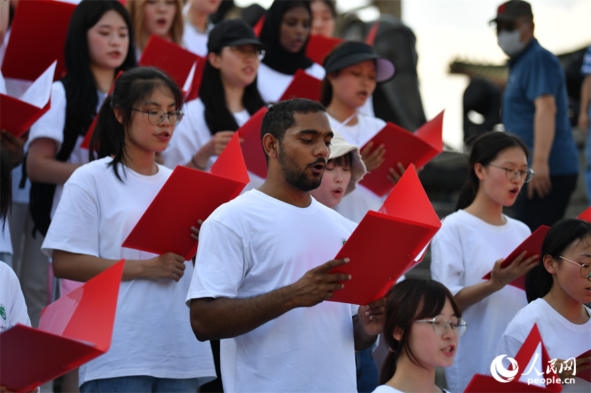 江西中醫藥大學的中外學生在滕閣腳下齊誦《滕王閣序》。 人民網記者 時雨攝