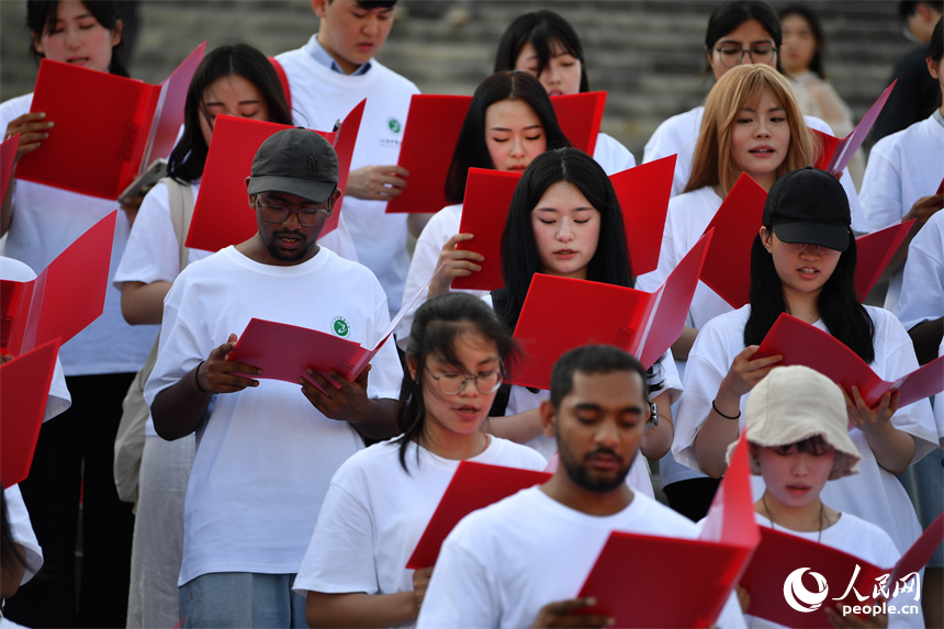 江西中醫藥大學的中外學生在滕閣腳下齊誦《滕王閣序》。 人民網記者 時雨攝